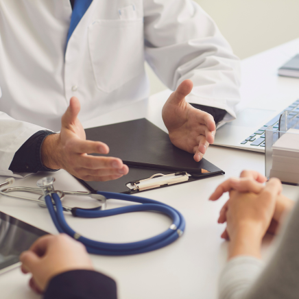 un médecin à son bureau face à un patient