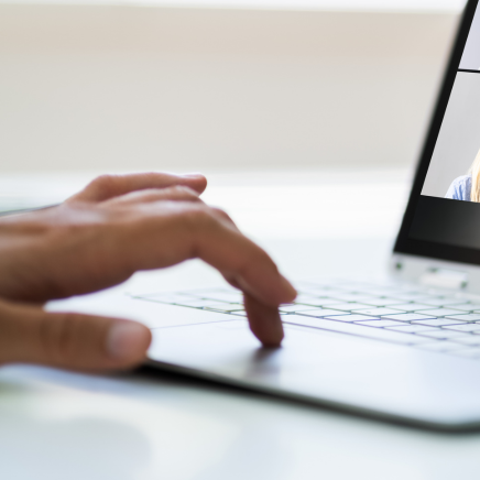 une main sur un clavier d'ordinateur