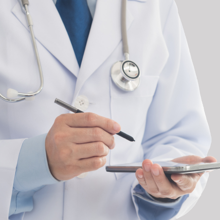 un médecin en blouse blanche tient une tablette à la main